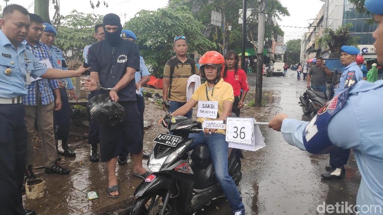 Serda Jhoni Jalani Rekontsruksi Penembakan Letkol Dono di Jatinegara Serda Jhoni Jalani Rekontsruksi Penembakan Letkol Dono di Jatinegara