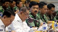 Menteri Pertahanan Ryamizard Ryacudu bersama Panglima TNI Marsekal Hadi Tjahjanto saat hadiri rapat bersama Komisi I.