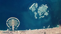 UEA pernah dilanda stagnasi minyak pada tahun 1969. Terkini sudah tampak sebagian dari mega resor The World, yakni The Heart of Europe senilai Rp 71 triliun (CNN Travel +)