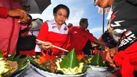 Menjabat sebagai Ketua Umum Partai PDIP, diusianya yang sekarang ini Megawati tetap semangat menjalankan tugasnya. Dalam foto ini terlihat momen Megawati mencicip nasi tumpeng bersama dengan para kader PDIP. Foto: Istimewa