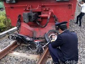 Pelajar SMP Tewas Disambar KA di Perlintasan Tanpa Palang Pintu