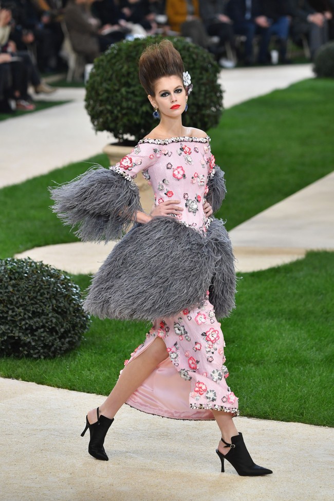 Sebelum tampil di catwalk Givenchy, Kaia muncul di peragaan koleksi adibusana Chanel pada Selasa pagi. Ia mendapat mandat memeragakan gaun pink bernuansa 1980-an yang dipermanis dengan detail bulu-bulu. (Foto: Getty Images)