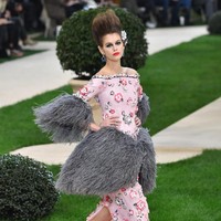 Sebelum tampil di catwalk Givenchy, Kaia muncul di peragaan koleksi adibusana Chanel pada Selasa pagi. Ia mendapat mandat memeragakan gaun pink bernuansa 1980-an yang dipermanis dengan detail bulu-bulu. (Foto: Getty Images)