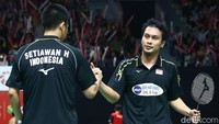 Ahsan/Hendra melakukan salam kompak seusai memenangi pertandingan.
