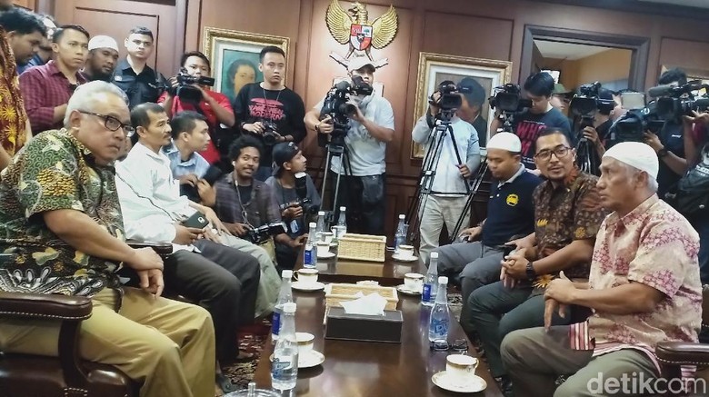 Pengacara: Yusril Temui Baasyir sebagai Lawyer Capres Jokowi Pengacara: Yusril Temui Baasyir sebagai Lawyer Capres Jokowi