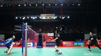 Pasangan ganda putra Indonesia, Mohammad Ahsan/Hendra Setiawan, saat menjalani laga melawan Aaron Chia/Soh Wooi Yik (Malaysia) pada babak kesatu turnamen Indonesia Masters 2019 di Istora Senayan, Jakarta, Rabu (23/1/2019).