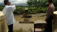 Petugas kepolisian meninjau jembatan Sungai Kemisik yang ambruk di Desa Wanasari, Kabupaten Tegal, Jawa Tengah, Rabu (23/1/2019). ANTARA FOTO/Oky Lukmansyah.