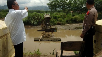Penampakan Jembatan Sungai Kemisik yang Ambruk Diterjang Banjir