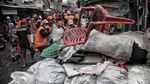 Petugas PPSU Bantu Bersihkan Puing Sisa Kebakaran Tomang
