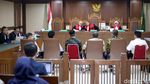 Pakai Penyangga Leher, Edy Saputra Jalani Sidang Lanjutan Kasus Suap