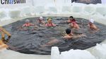 Foto: Khasiat Berenang di Air Es