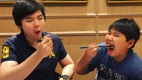 Kedekatan sang putra sulung, Nicholas Sean Purnama dengan sang putra bungsu, Daud Albeenner Purnama sering terlihat saat keduanya makan bareng. Lihat aja betapa lahapnya mereka memakan sepiring sushi ini. Foto: Instagram nachoseann