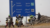 Bukan tanpa persiapan, perjalanan umrah pakai motor ini sudah diperhitungkan matang-matang. Ketiga rider tersebut pun punya pengalaman dalam mengembara menggunakan roda dua. Foto: Dok. Facebook Gie Mekoh Nga Mutor