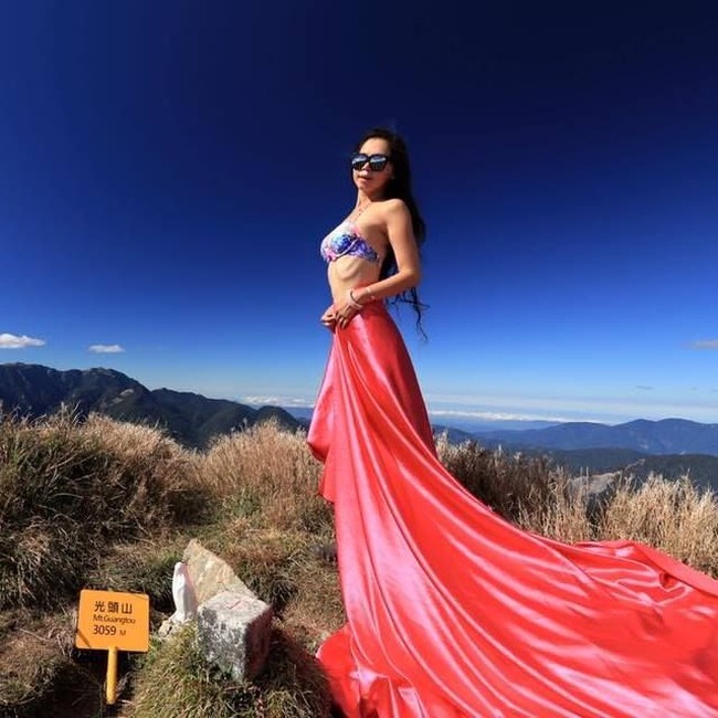 Wanita pecinta alam ini memang punya hobi mendaki gunung. Kepada FTV News, Gigi bercerita awal mula ia mengenakan bikini di atas gunung. Saat itu ia kalah taruhan dan ditantang menggunakan bikini.  Foto: Facebook