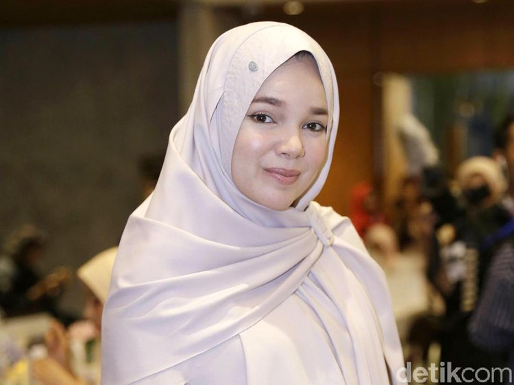 Terpesona dengan Kecantikan Dewi Sandra