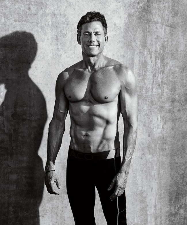 Inilah Strauss Zelnick, bos sekaligus pendiri raksasa gim Take-Two Interactive. Meski usianya sudah berkepala enam, Strauss tak terlihat seperti pria di usianya. Tubuhnya terlihat bugar dengan guratan otot yang tegas. (Foto: Dok. Mens Health)