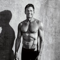 Inilah Strauss Zelnick, bos sekaligus pendiri raksasa gim Take-Two Interactive. Meski usianya sudah berkepala enam, Strauss tak terlihat seperti pria di usianya. Tubuhnya terlihat bugar dengan guratan otot yang tegas. (Foto: Dok. Mens Health)