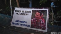 Spanduk yang dibawa oleh para pendukung Ahok itu. Foto: Matius Alfons/detikcom