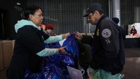 Kegiatan bagi-bagi makanan gratis itu merupakan bentuk kepedulian masyarakat atas nasib tak menentu para pekerja AS yang tak digaji selama pemerintahan Amerika Serikat tutup. Brendan McDermid/Reuters.