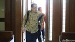 Pakai Penyangga Leher, Edy Saputra Jalani Sidang Lanjutan Kasus Suap