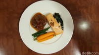 Menu-menunya lezat dan menggugah selera seperti salmon kukus, beef fillet, pasta, nasi basmati dan sayur bumbu masala  (Fitraya Ramadhanny/detikTravel)