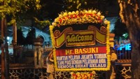 Karangan bunga Welcome Mr Basuki juga ikut menyambut Kebebasan Ahok di Mako Brimob Foto: Matius Alfons