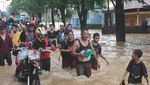 Maros Sulsel Lumpuh, Pasien dengan Infus Tembus Banjir