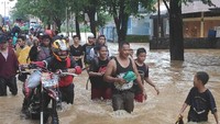 Ratusan orang yang terjebak macet total di Jalan Trans Sulawesi memilih berjalan kaki untuk mencari kendaraan lain menuju Makasssar. Beberapa penduduk setempat juga terlihat mengevakuasi barang barang berharga mereka.