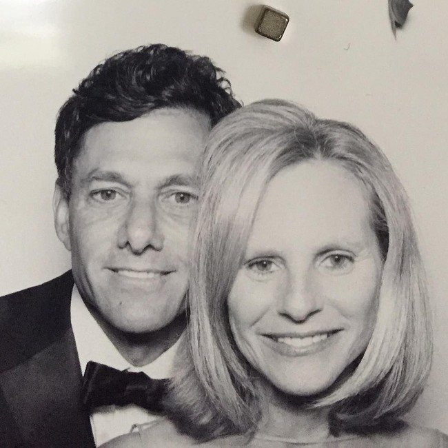 Strauss bersama istrinya, Wendy Belzberg. Pernikahan mereka saat ini memasuki usia 28 tahun. (Foto: Instagram/@strausszelnick)