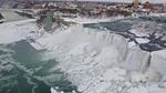 Panorama Menakjubkan Hamparan Es di Air Terjun Niagara