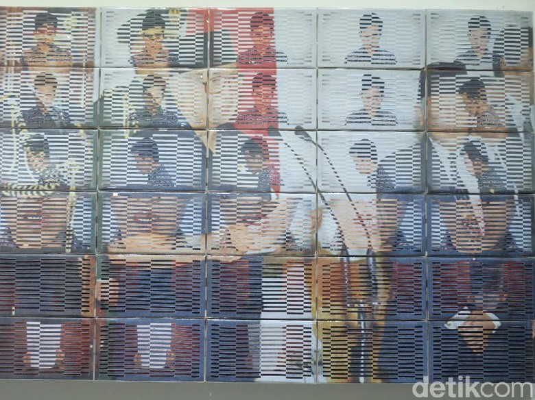 Ratusan Kertas Dianyam Jadi Foto Momen 21 Mei 1998 ala Patriot Mukmin Foto: Tia Agnes/ detikHOT Ratusan Kertas Dianyam Jadi Foto Momen 21 Mei 1998 ala Patriot Mukmin Foto: Tia Agnes/ detikHOT
