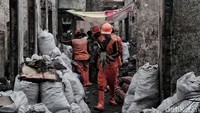 Puing-puing tersebut berupa sisa-sisa material rumah yang hangus terbakar.