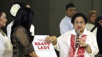 Buku itu diberikan berisi testimoni para menteri Kabinet Gotong Royong yang dipimpin Megawati saat menjadi Presiden ke-5 RI.