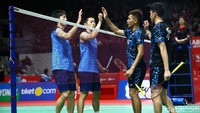 Fajar Alfian/Muhammad Rian Ardianto dan Lee Jhe-Huei/Yang Po-Hsuan saling berjabat tangan usai pertandingan. 