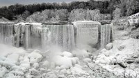 Musim dingin yang sedang berlangsung di sebagian belahan bumi, diantaranya Amerika Serikat dan Kanada, membuat Air Terjun Niagara membeku sebagian. Moe Doiron/Reuters.