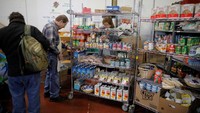 Sejumlah relawan lainnya pun membuka sebuah toko bahan makanan gratis bagi para pekerja pemerintahan AS di Portsmouth, New Hampshire, Amerika Serikat. Brian Snyder/Reuters.