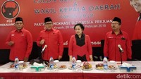 Pemilik nama asli Dr. Hj. Dyah Permata Megawati Setyawati Soekarnoputri, hari ini sedang berulang tahun. Masih aktif di dunia politik, usia Megawati kini sudah 72 tahun. Foto: detik.com