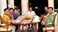 Mantan presiden wanita pertama di Indonesia ini terlihat sedang makan malam di Istana Negara bersama dengan sejumlah politisi. Foto: Istimewa