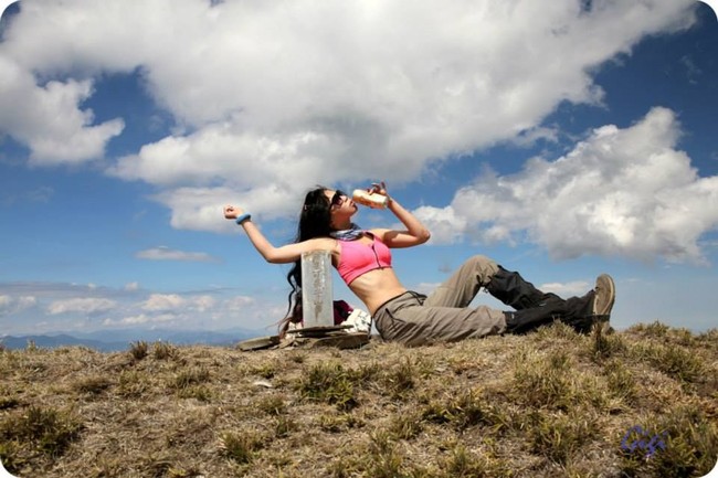 Wanita asal Taiwan itu selalu membagikan foto-foto naik gunungnya dengan berbikini. Namun aksi gilanya itu tak akan lagi dipamerkan.  Foto: dok. Facebook
