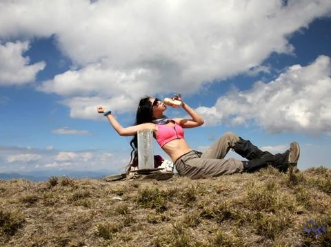 Pendaki Gunung Berbikini yang Jadi Sensasi Tewas Setelah Jatuh ke Jurang