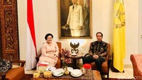 Bertemu dengan Presiden Jokowi, Megawati tampak disuguhkan dengan beragam camilan enak di Istana Negara. Foto: Istimewa