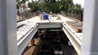 Sejumlah kendaraan melintas di bawah proyek pembangunan Teras Cihampelas tahap 2 atau Skywalk cihampelas, di Jalan Cihampelas, Kota Bandung, Rabu (23/1/2019).  