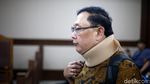 Pakai Penyangga Leher, Edy Saputra Jalani Sidang Lanjutan Kasus Suap