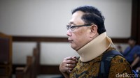 Managing Director PT BAP Edy Saputra Suradja hadir dengan memakai penyangga leher.