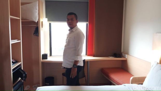 Anton Sahadi mengajak wartawan melihat kamarnya yang sudah dibersihkan