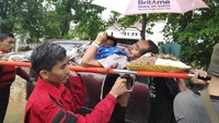 Puskemas Lau lumpuh setelah aliran listrik tidak mengalir dan petugas Puskesmas kurang yang datang karena terkena imbas banjir.