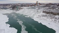 Setiap awal tahun, Air Terjun Niagara akan menjadi kolam es raksasa akibat suhu yang mencapai minus derajat. Dronebase via Reuters.