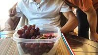 Biaggio sangat dekat dengan sang kakek, bahkan ia sering menemani mendiang Ali makan siang bersama, hingga menyantap buah anggur. Foto: Instagram @biaggioaliwalsh