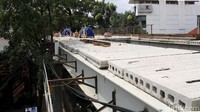 Pembangunan perpanjangan skywalk cihampelas ini molor dari yang seharusnya ditargetkan rampung pada akhir 2018.
