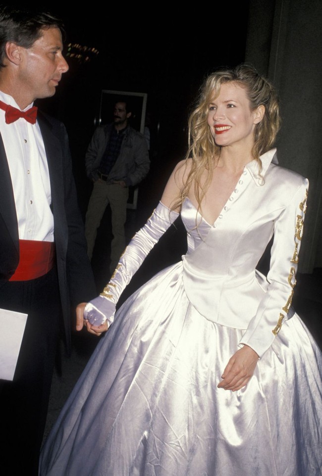 Gaun Kim Basinger dari tahun 1990 membuatnya seperti pengantin yang bingung mau mengenakan jaket atau tube dress. Foto: Istimewa